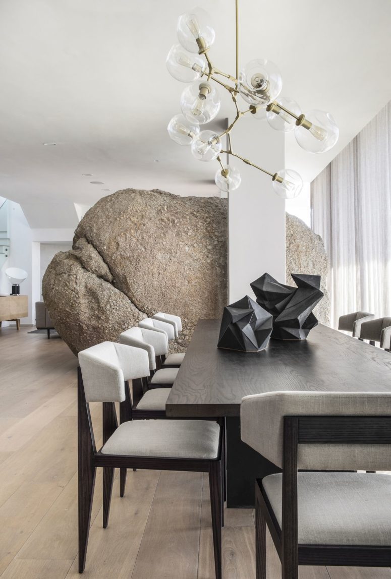 Spectacular Cape Town Retreat With A Large Rock