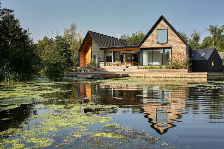 Cozy Lakeside House With Peaceful Modern Decor