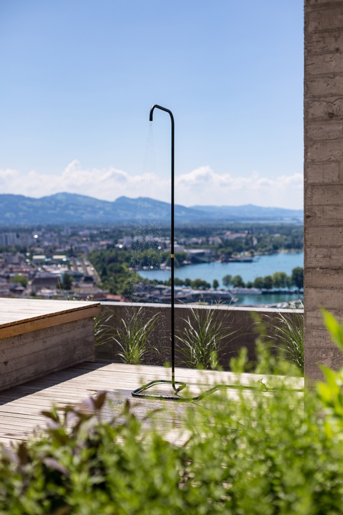 The piece has a seamless look thanks to connectors hidden inside the pipe.