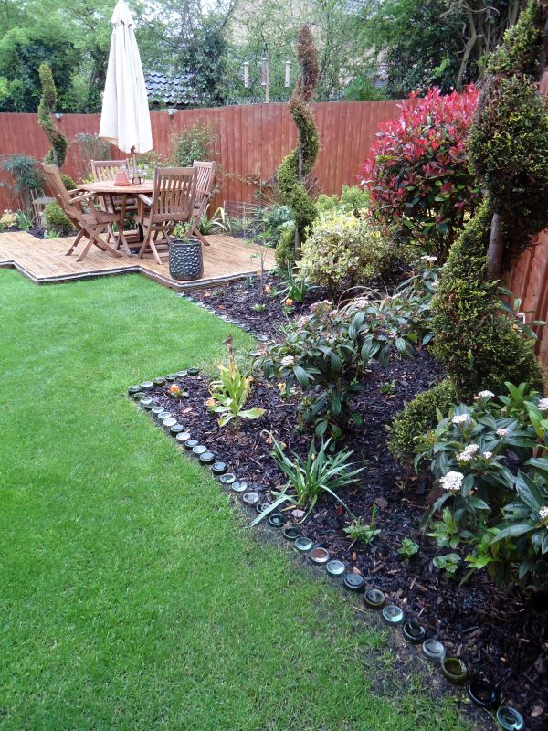 Sunken glass bottles for garden edging is a stylish idea to upcycle and to make the garden relaxed and fun.