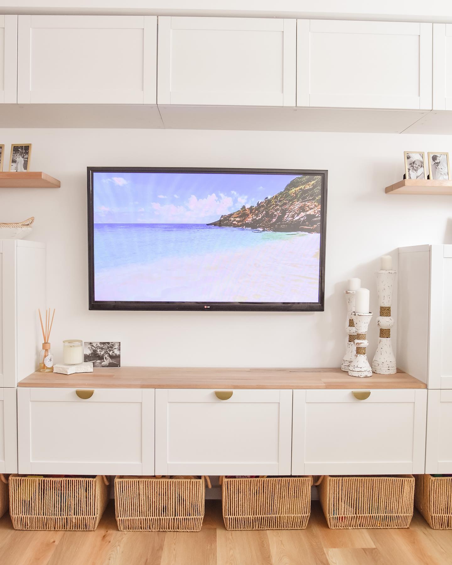 Okay, this one's calm and minimal—exactly what you want in a media room. The wood + black mix feels grounded, and the light from the side table softens everything. Bonus: the Besta hides cords like a champ.

(@thehstyled).