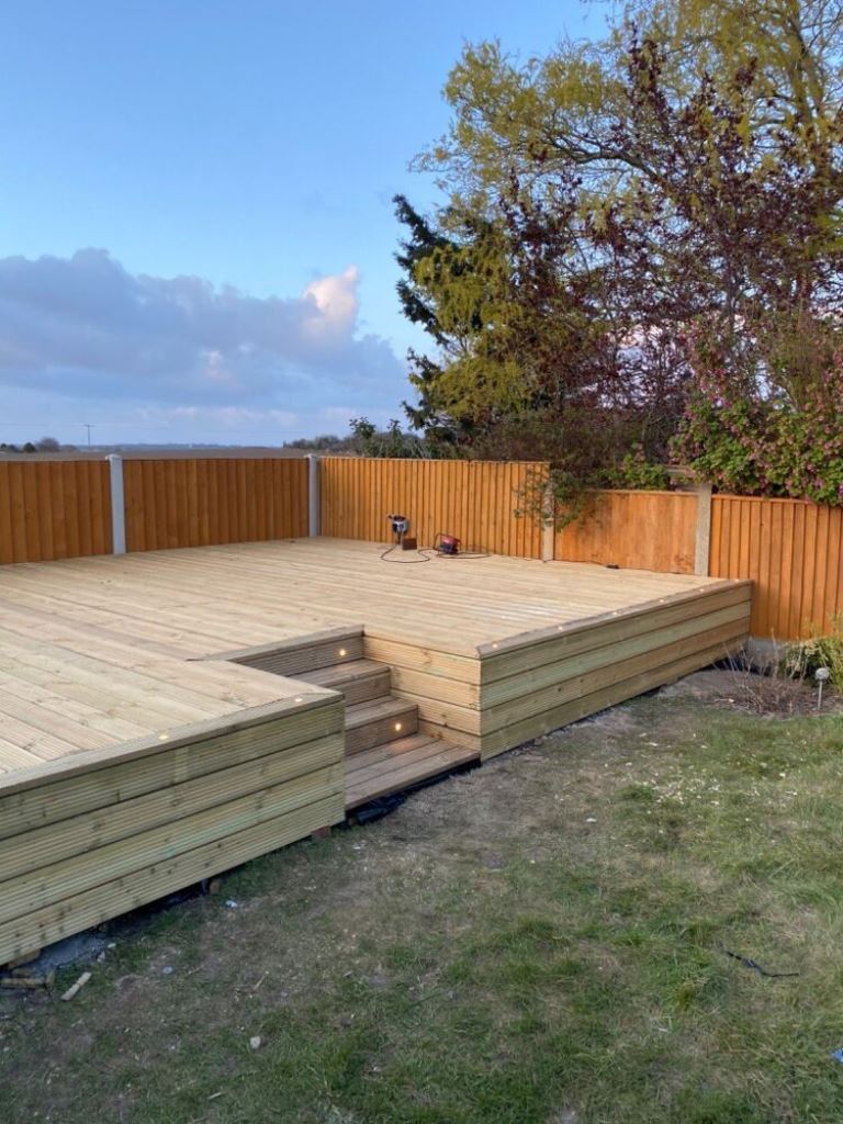 This raised deck with built-in lights can be DIYed! And the tutorial will tell you how. 

(via hometalk).