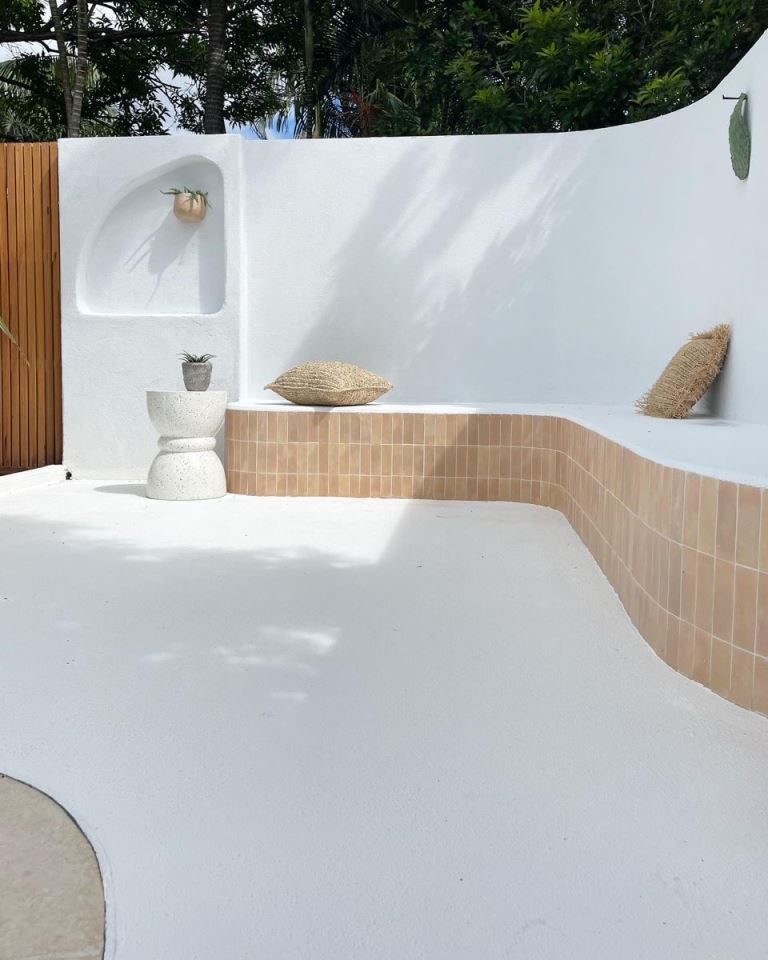 The curved raised bench styles the corner, and terracotta tiles make it even catchier and trendier.