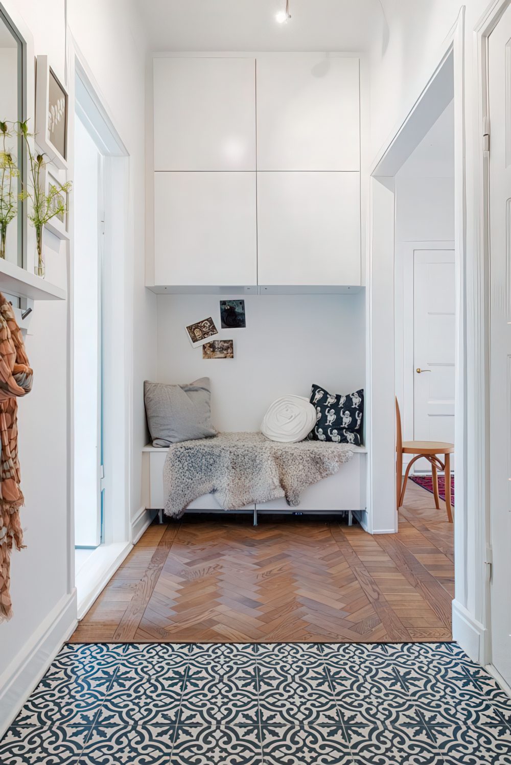 Creative IKEA Besta solution to fill the niche.