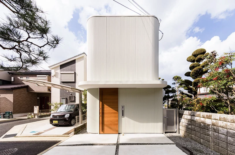 Minimalist Melt House With An Indoor Garden